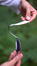 Lade das Bild in den Galerie-Viewer, Verbogener Löffel - Sammlerstück